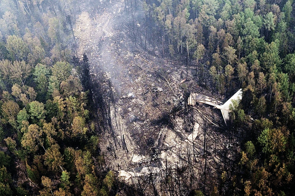 При падении Ил-76 прорубил в тайге просеку длиной в 20 метров, а после крушения огонь почти полностью уничтожил фюзеляж самолета. Фото: Максим ГРИГОРЬЕВ/ТАСС