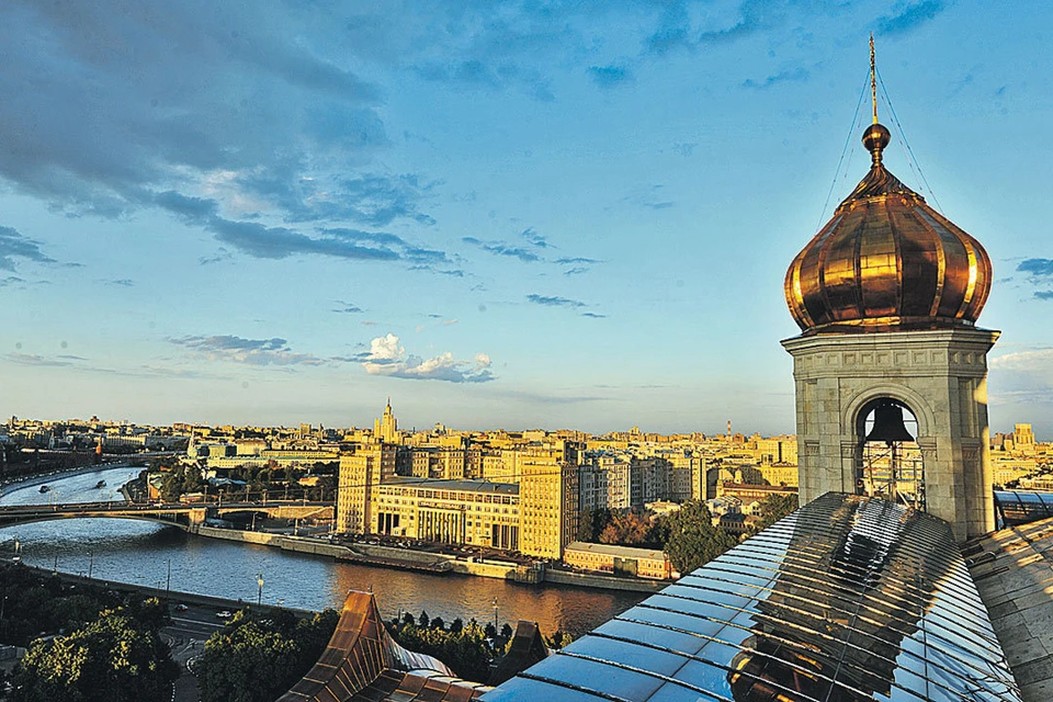 С храма Христа Спасителя открывается прекрасная панорама: от Кремля до самых до окраин.
