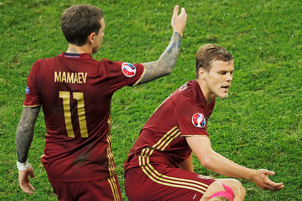 Павел Мамаев и Александр Кокорин на поле Чемпионата Европы по футболу.