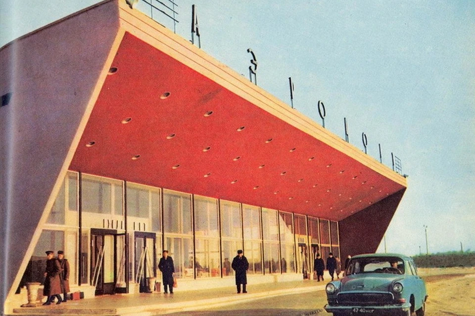 Многие новосибирцы до сих пор помнят прежнее здание аэровокзала. Фото: архивный кадр Ивана МОТОРИНА