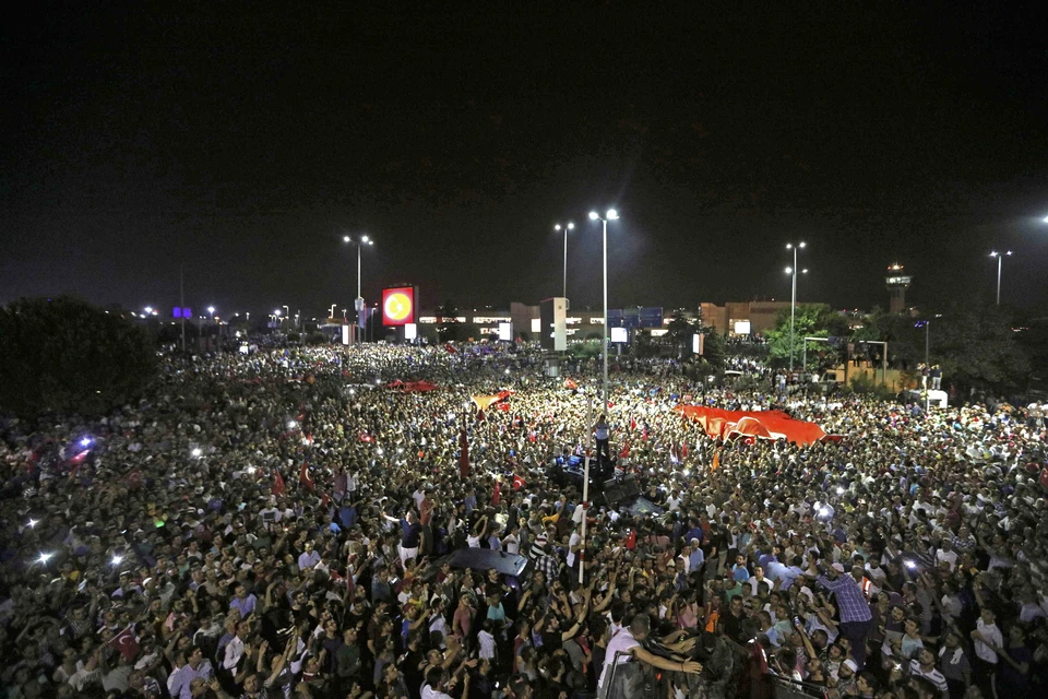 Тысячи людей собрались у аэропорта Ататюрка, чтобы встретить президента