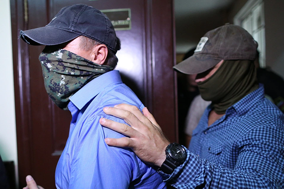 Привезённый в суд Ламонов спрятал от журналистов лицо