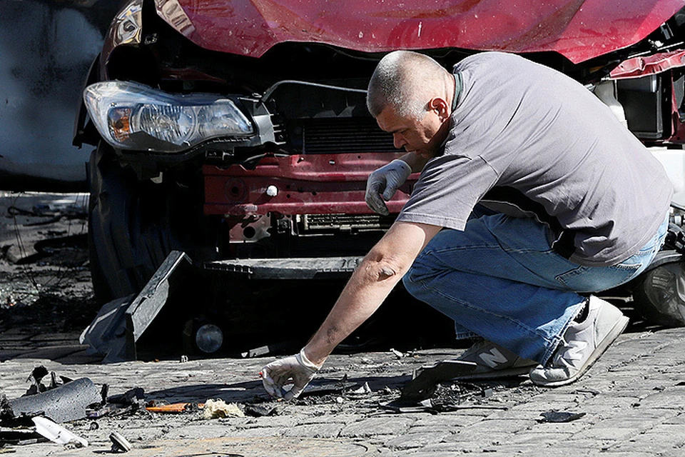 Работа криминалистов на месте взрыва автомобиля Павла Шеремета в Киеве.