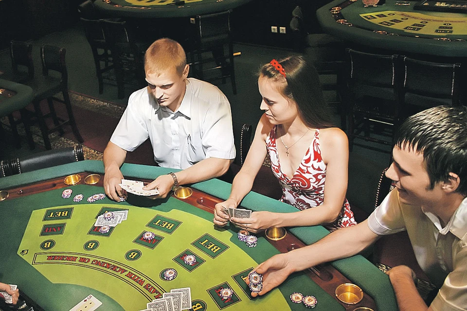 Зеленое сукно покерного стола манит игроманов как магнитом.