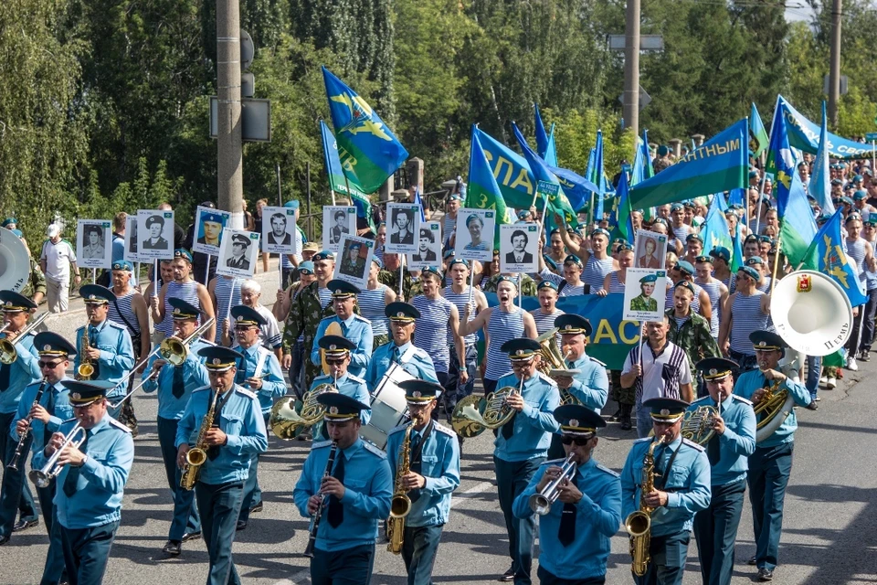 Колонна десантников на марше!