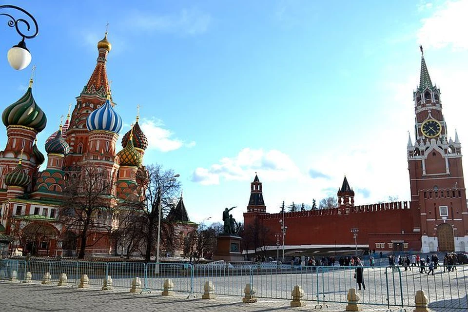 С маленькой башенки на кремлевской стене Иван Грозный, говорят, любил наблюдать за праздниками, что проходили на площади близ Покровского собора.