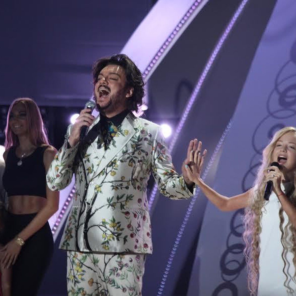 Дуэт новая волна. Новая волна ведущие. Кто поет песню новая волна волна. Smash новая волна 2002. Лепс на орбите.