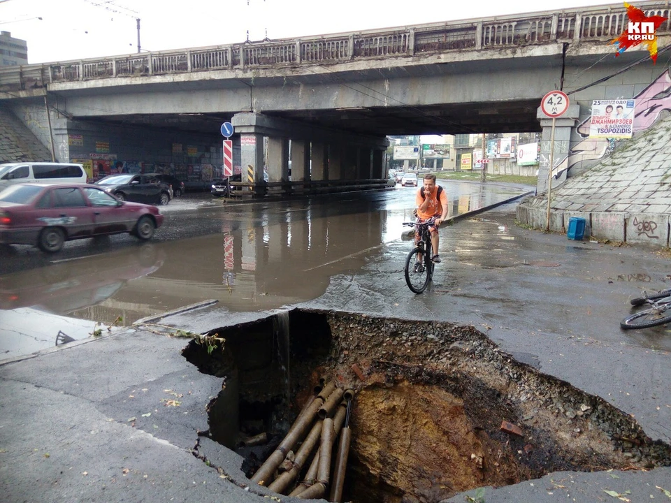 Потоп в Екатеринбурге обрушил асфальт