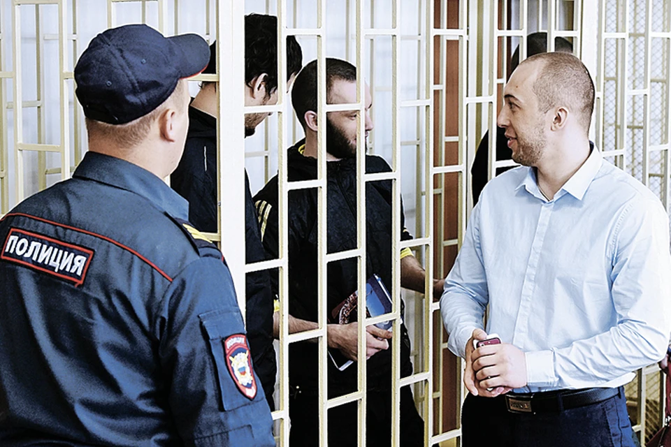 После оправдательного приговора Алексей Никитин прощается с друзьями-«партизанами». Но если Верховный суд отменит приговор, он снова вернется за решетку. Фото: Юрий СМИТЮК/ТАСС
