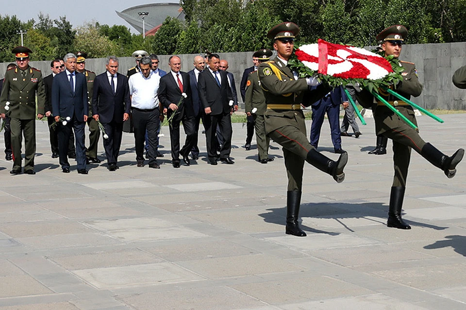 Возложение цветов к мемориалу памяти жертв геноцида армян.
