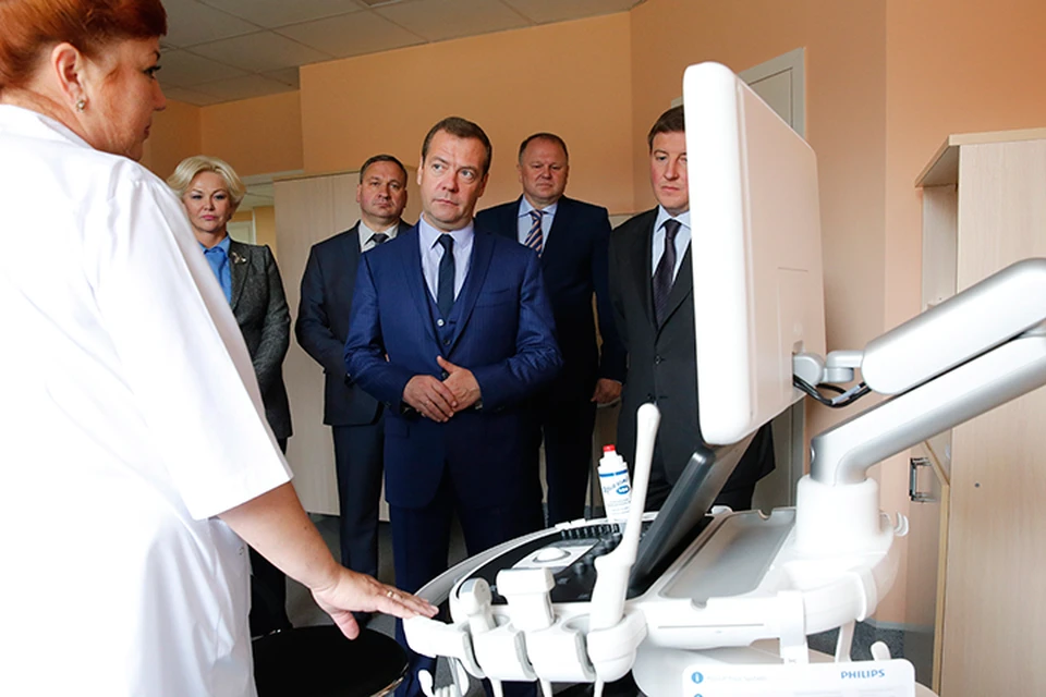 Медведев прошелся по кабинетам, осмотрел отделение лучевой диагностики и дневной стационар, оборудованный по последнему слову техники. Фото: Дмитрий Астахов/ТАСС