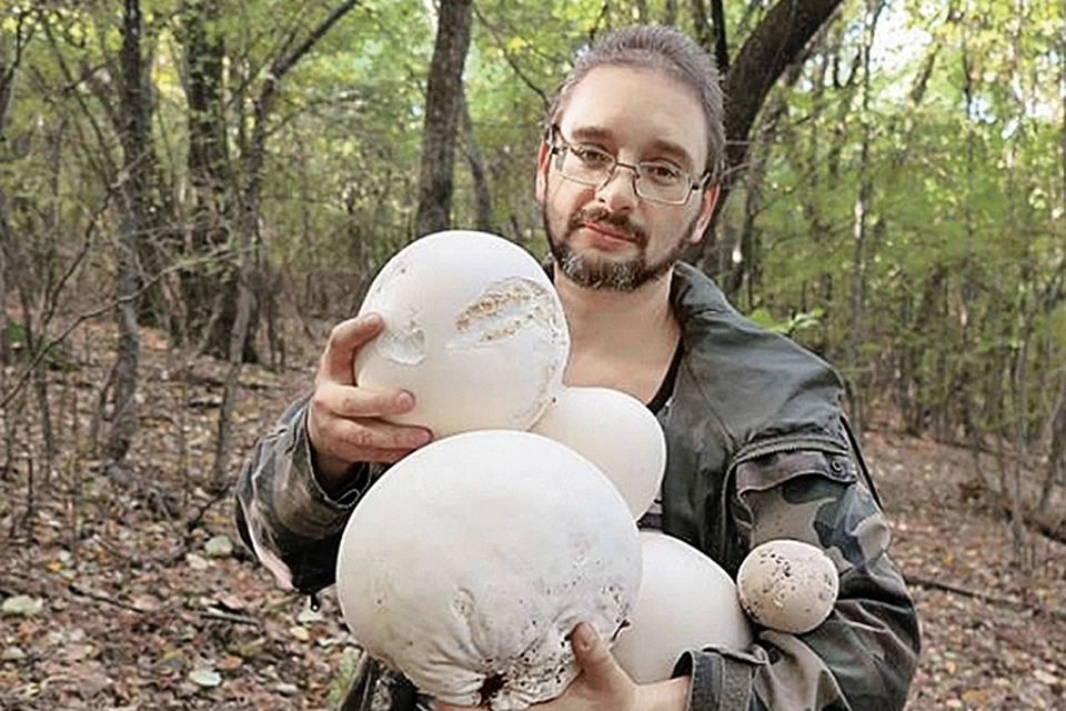 Михаил Вишневский никогда не возвращается из леса с пустыми руками. На фото он с гигантским дождевиком. И да, он умеет его готовить!