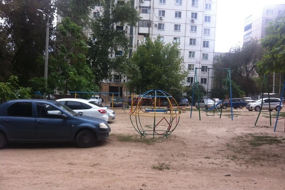 Коллекторы терроризируют целый дом.