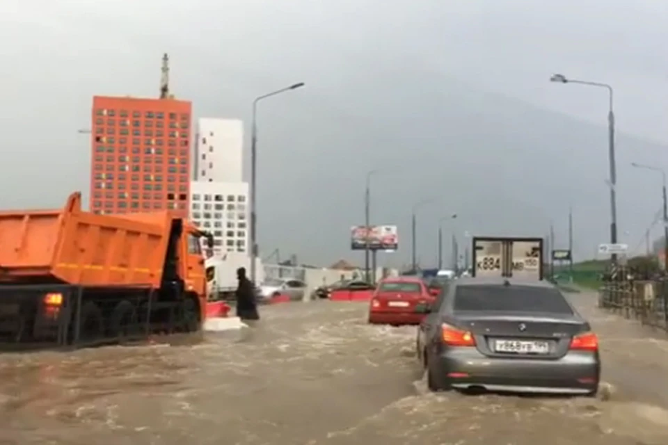 На Москву вновь обрушился ливень, улицы снова превращаются в реки