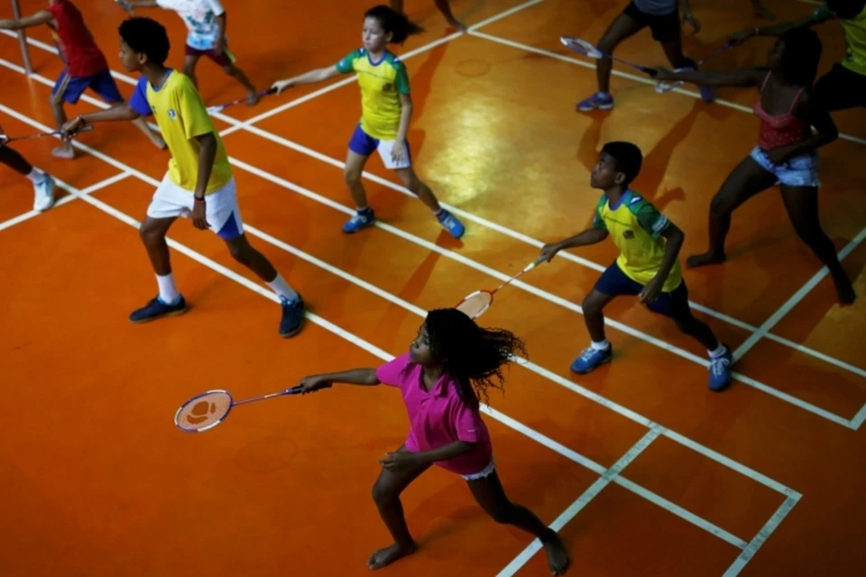 Многочисленные секции бадминтона, которые открываются в Рио и в других городах, обучают движениям на площадке под звуки самбы