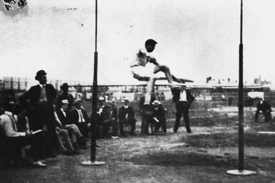 Прыжок в высоту с места был включен в официальную программу Олимпийских игр с 1900 по 1912 год как один из элементов легкой атлетики