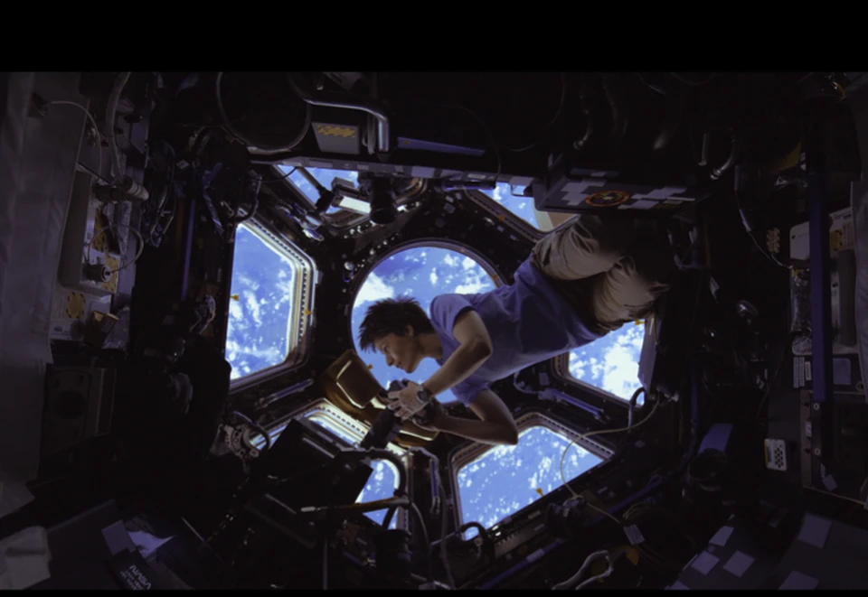 Фрагменты, отснятые внутри МКС, позволяют "перенестись" на орбитальную станцию