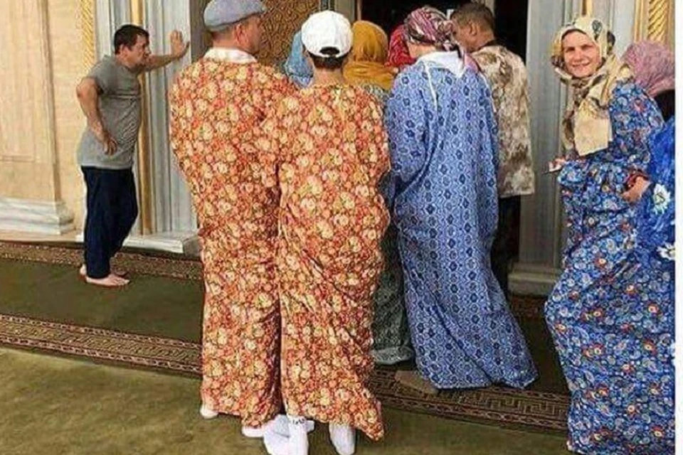 Туристы не разобрались, что на входе в мечеть платья нужно надевать только женщинам. Фото: Vk.com