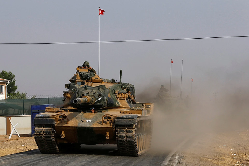 Танки вооруженных сил Турции движутся в направлении сирийской границы в провинции Газиантеп.