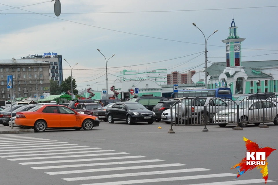 Платные стоянки новосибирск. Парковка ЖД вокзал Новосибирск. ЖД вокзал Новосибирск платная парковка. Вокзал Новосибирск главный парковка. Парковка у ЖД вокзала Новосибирск главный.