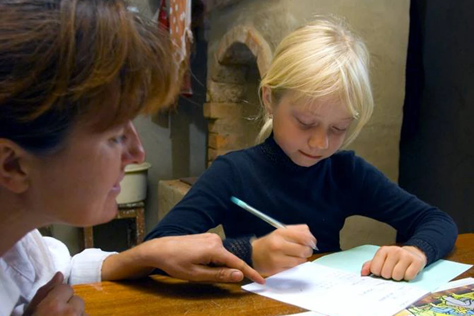 В каждой второй московской семье родители стараются делать уроки вместе с юными школьниками. Фото: Александр АЛПАТКИН/ИТАР-ТАСС