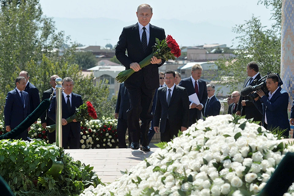 Владимир Путин к могиле президента Узбекистана