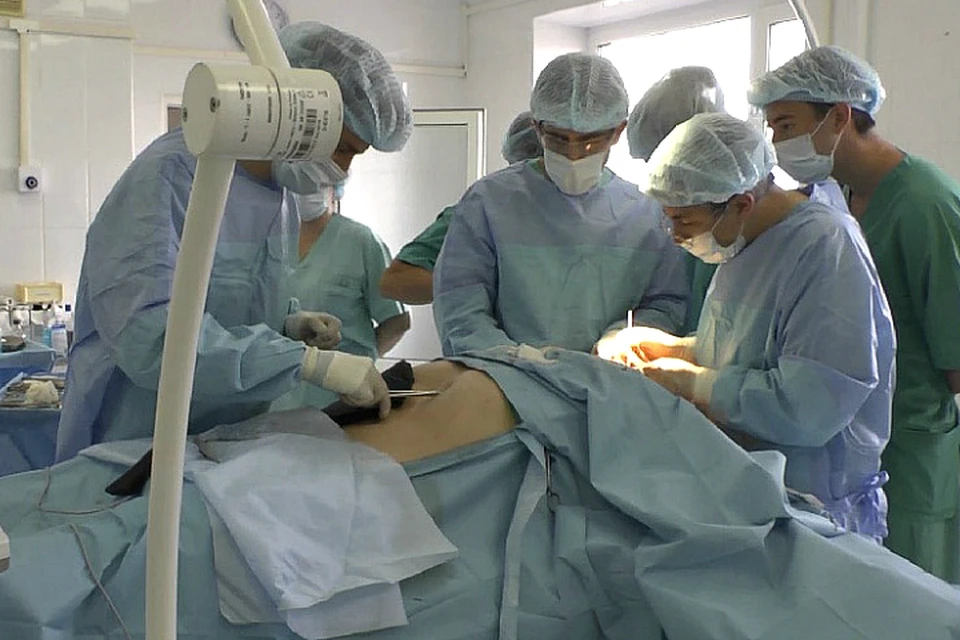 Операция продолжалась более 13 часов без перерывов. Фото: пресс-службы Краевой клинической больнице №1.