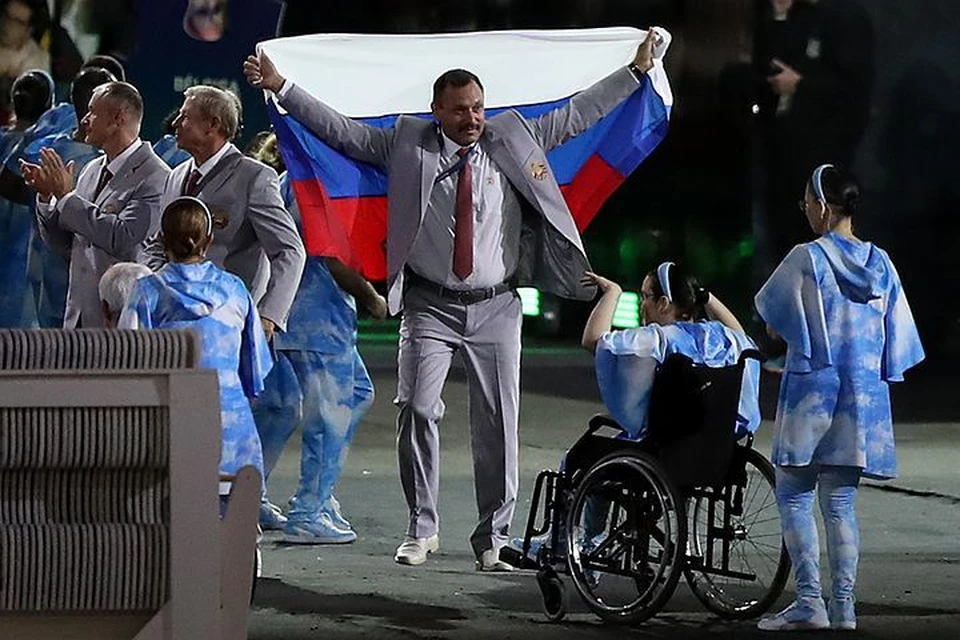 Белорусская сборная развернула российский флаг во время Парада наций. Фото: FA Bobo/PIXSELL/PA Images