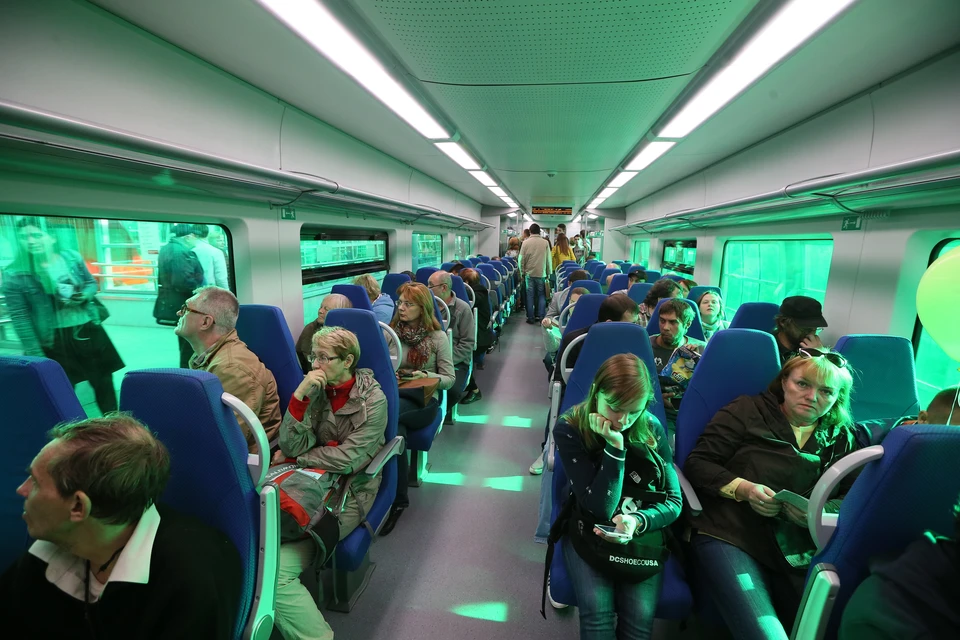 Пассажиры в вагоне поезда на Московском центральном кольце. Фото: Дмитрий Серебряков/ТАСС