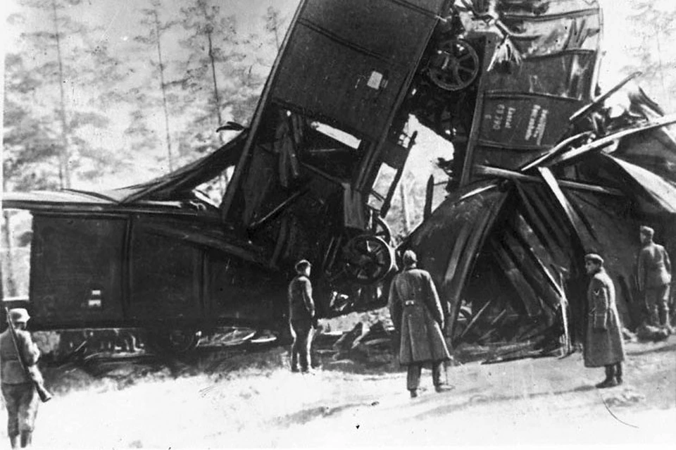 Одна из катастроф на железной дороге попала в кадр военного фотокорра.