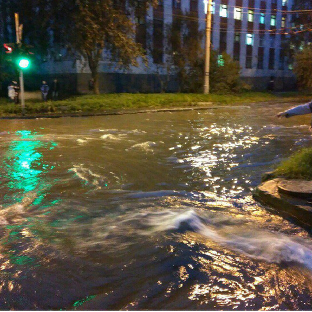 Потоп на Хлобыстова: открыт пункт выдачи воды, дети не пошли в школу,  ремонт уже ведется - KP.RU