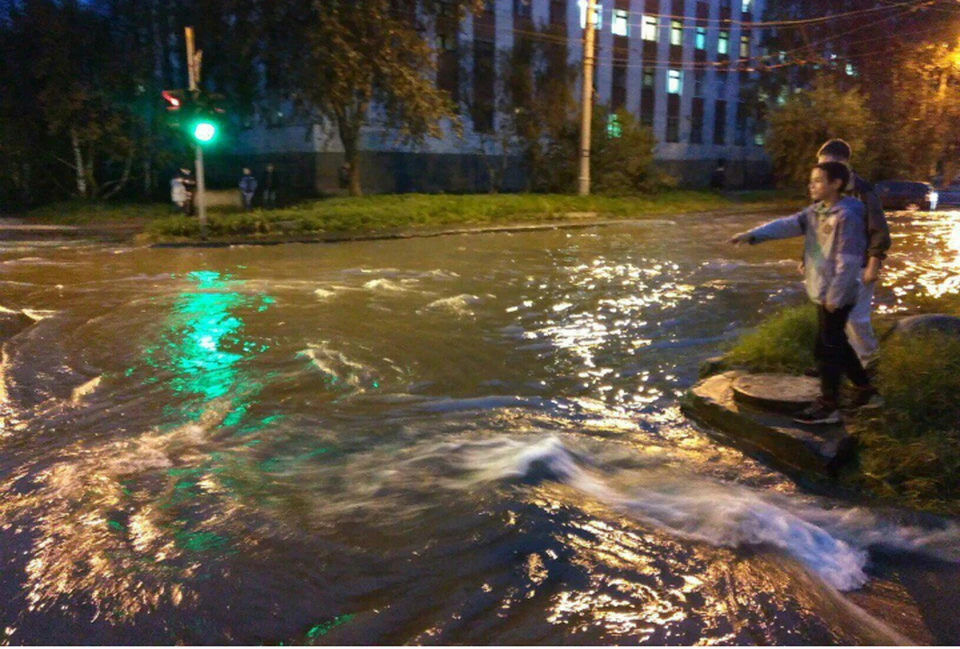 Первомайский вода. Потоп в Мурманске. Мурманск затопило. Потоп в Мурманске вчера. Ливень в Мурманске сегодня видео.