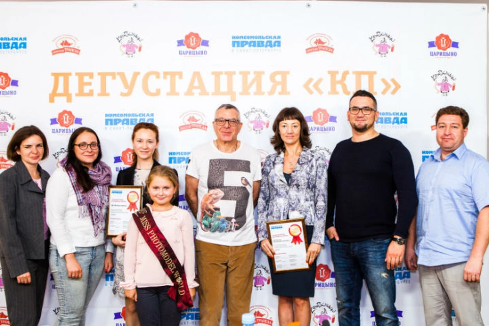 Представители двух колбасных компаний (справа и слева от Андрея Урганта, он в центре) не побоялись придти и в лицо выслушать возможную критику от экспертов.