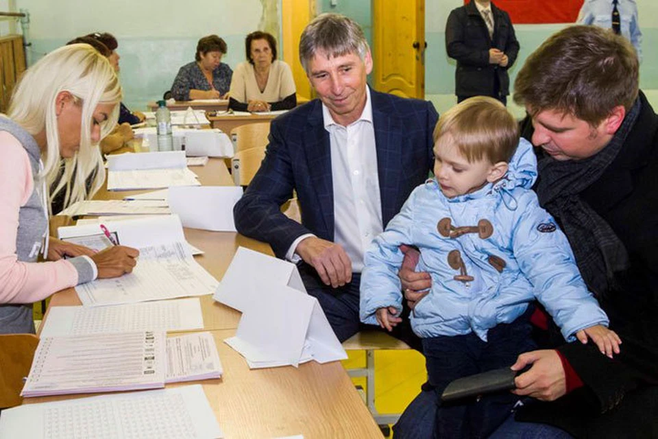 Иван Карнилин на избирательном участке с сыном Николаем и внуком.