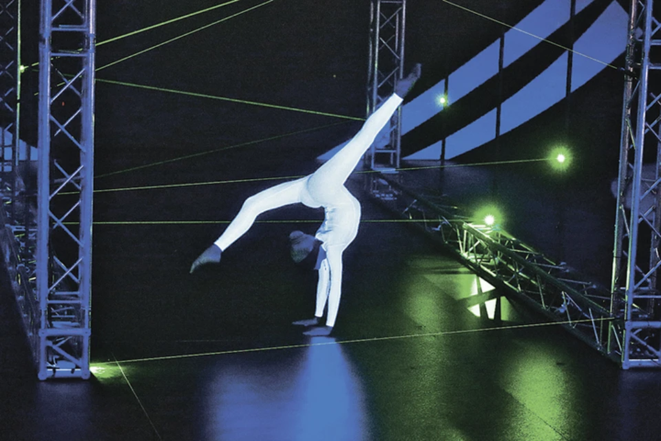 Таня Сманцер танцует с завязанными глазами среди лазерных лучей - как Кэтрин Зета-Джонс в триллере «Западня».