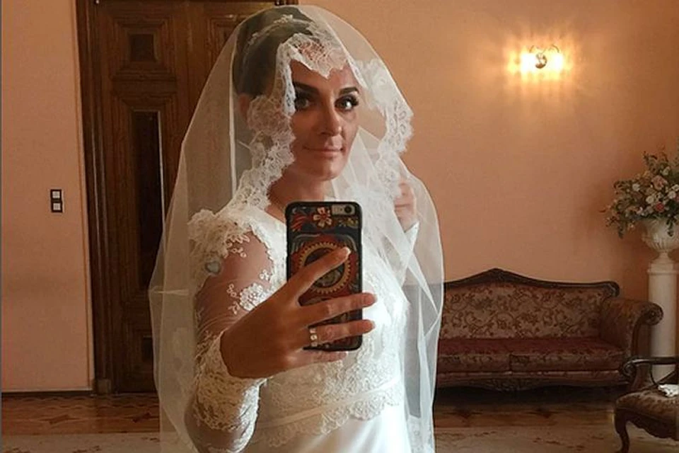 Церемонию бракосочетания 39-летняя певица и ее 33-летний избранник решили провести в Петербурге