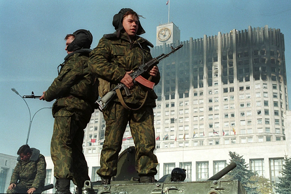 Верные Ельцину войска оцепили «бунтовщиков», в здании отключили свет, воду, канализацию