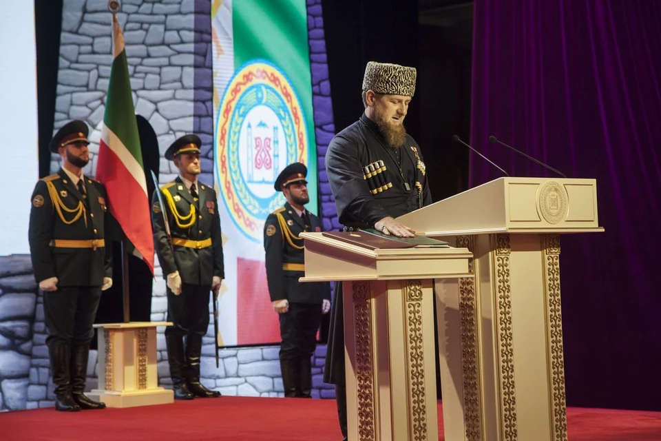 Рамзан Кадыров поклялся на Конституциях - Российской и Чеченской. Фото: Елена Афонина.