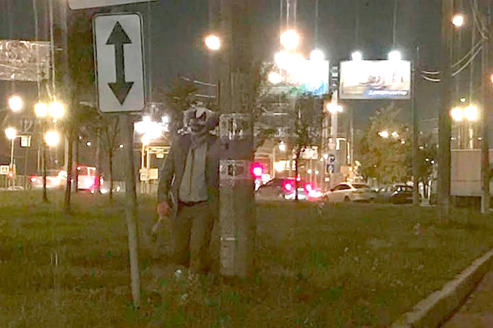 Странный мужчина в маске наводит ужас на петербуржцев.