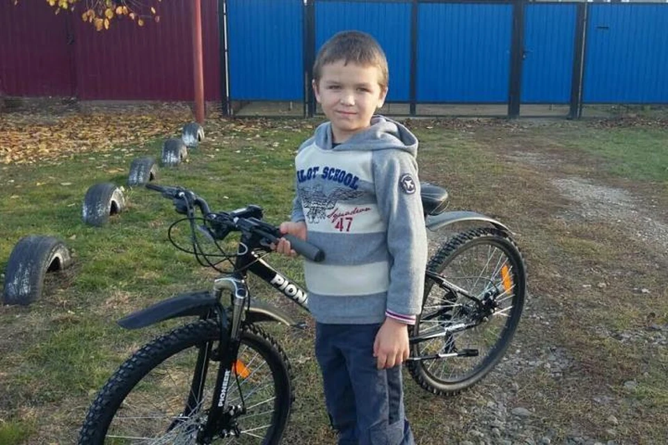 Сын Моторолы со своим новым велосипедом