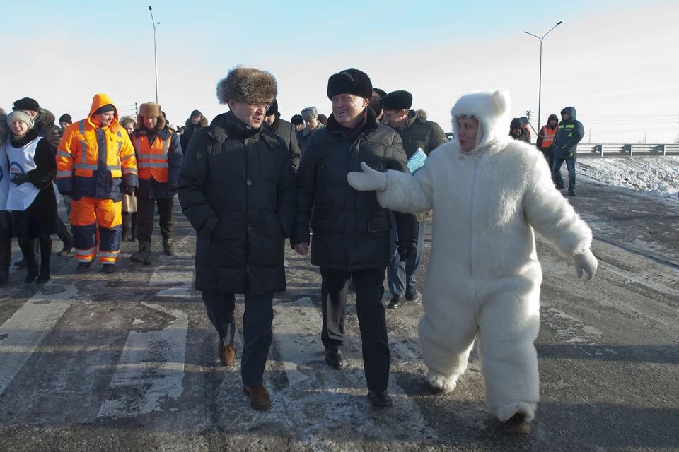 Тюменский депутат Альбина Селезнева, которая пришла на открытие дороги в костюме медведя, вызвало резонанс в Интернете. Фото: admtyumen.ru.