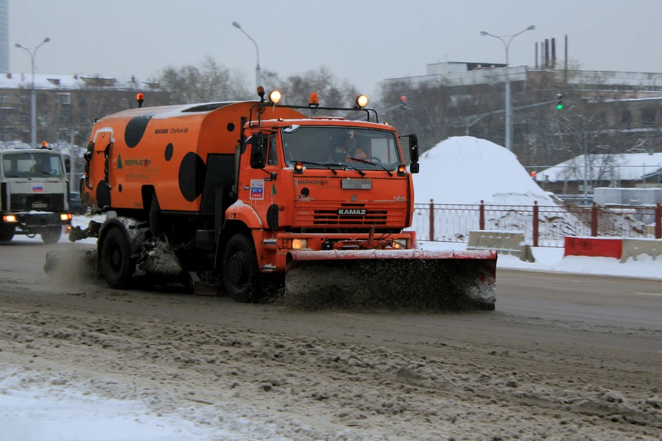 Дорожные реагенты позволяют убрать лед с дороги, но они вредят автомобилям.