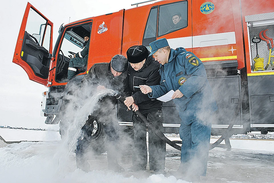 Автомобиль не даст замерзнуть воде в рукавах и бойцам в кабине. Фото: Пресс-служба МЧС России