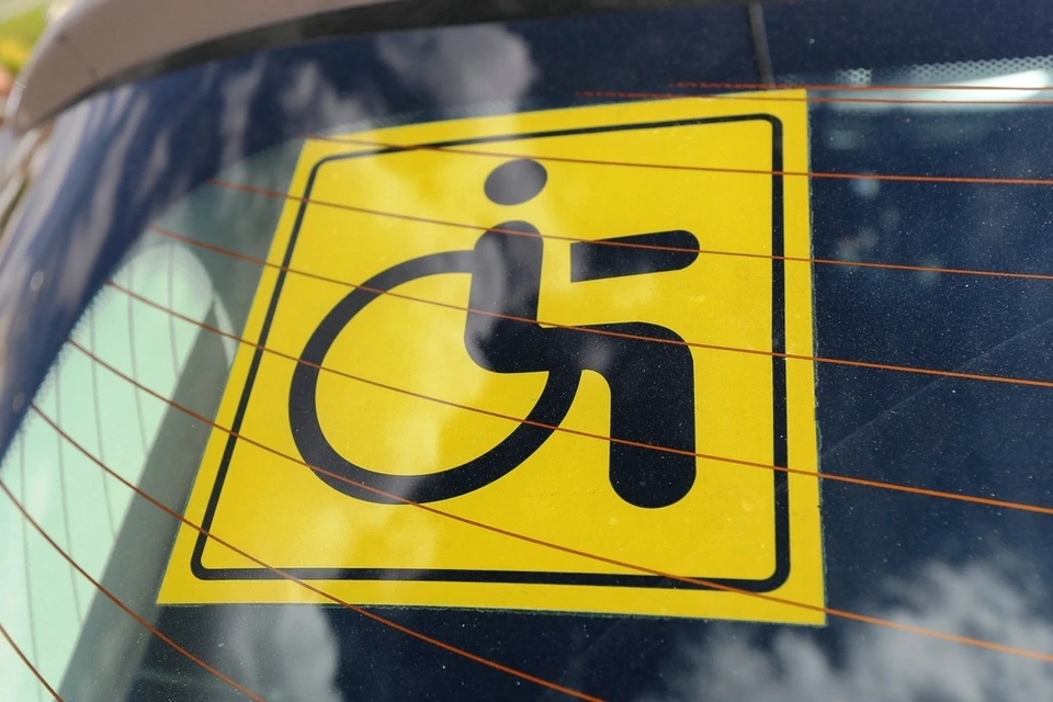 Несмотря на знак, большинство сыктывкарцев занимают парковочные места для инвалидов. Фото spravzkh.ru
