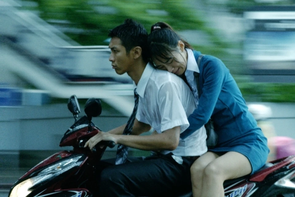Путешествие из Бирмы в Бангкок совершает героиня тайваньско-бирманско-французского фильма «Дорога на Мандалай»