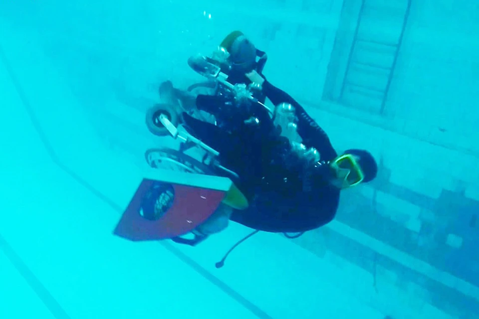 Дайв-мастер PADI Антон Болдырев тестирует первую Российскую подводную инвалидную коляску. Фото предоставлено Игорем Скикевичем.