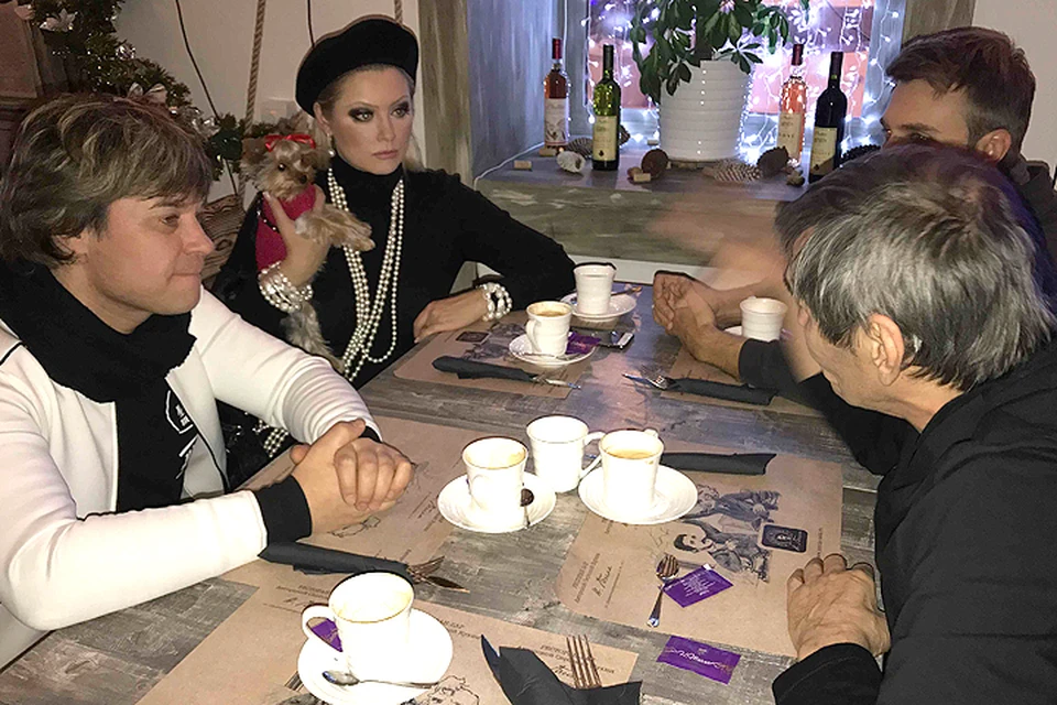 Бари Алибасов за столом с Леной Лениной