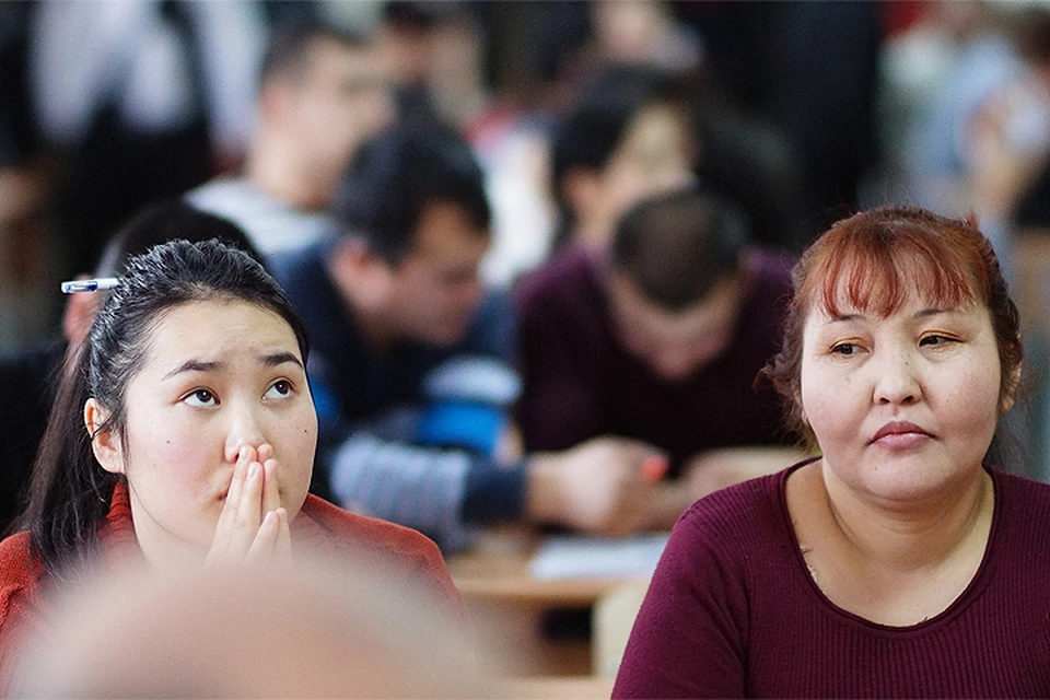 Мигранты из Средней Азии на экзамене по русскому языку.