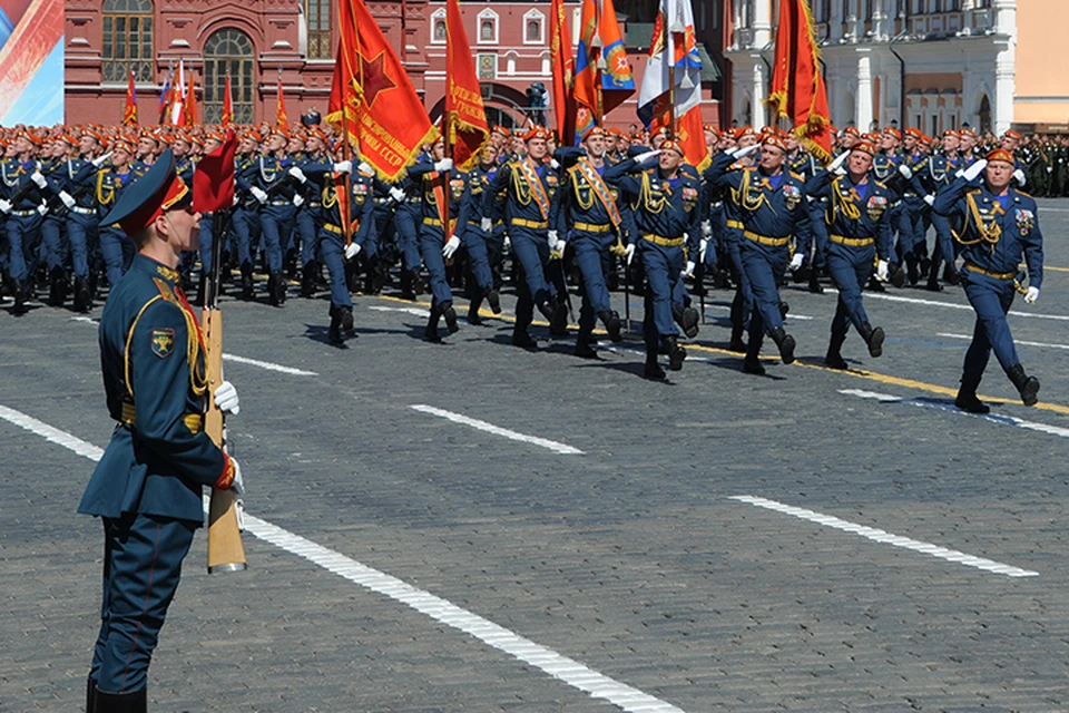 С 2002 года офицеры и курсанты Академии гражданской защиты МЧС России принимают участие в парадах на Красной площади