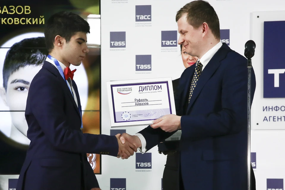 Через год Рафаэлю Айвазову исполнится 18 лет, и он получит грант на полмиллиона рублей на реализацию проекта по композитным технологиям для авиастроения. Фото: Павел ЧЕРНЫШОВ